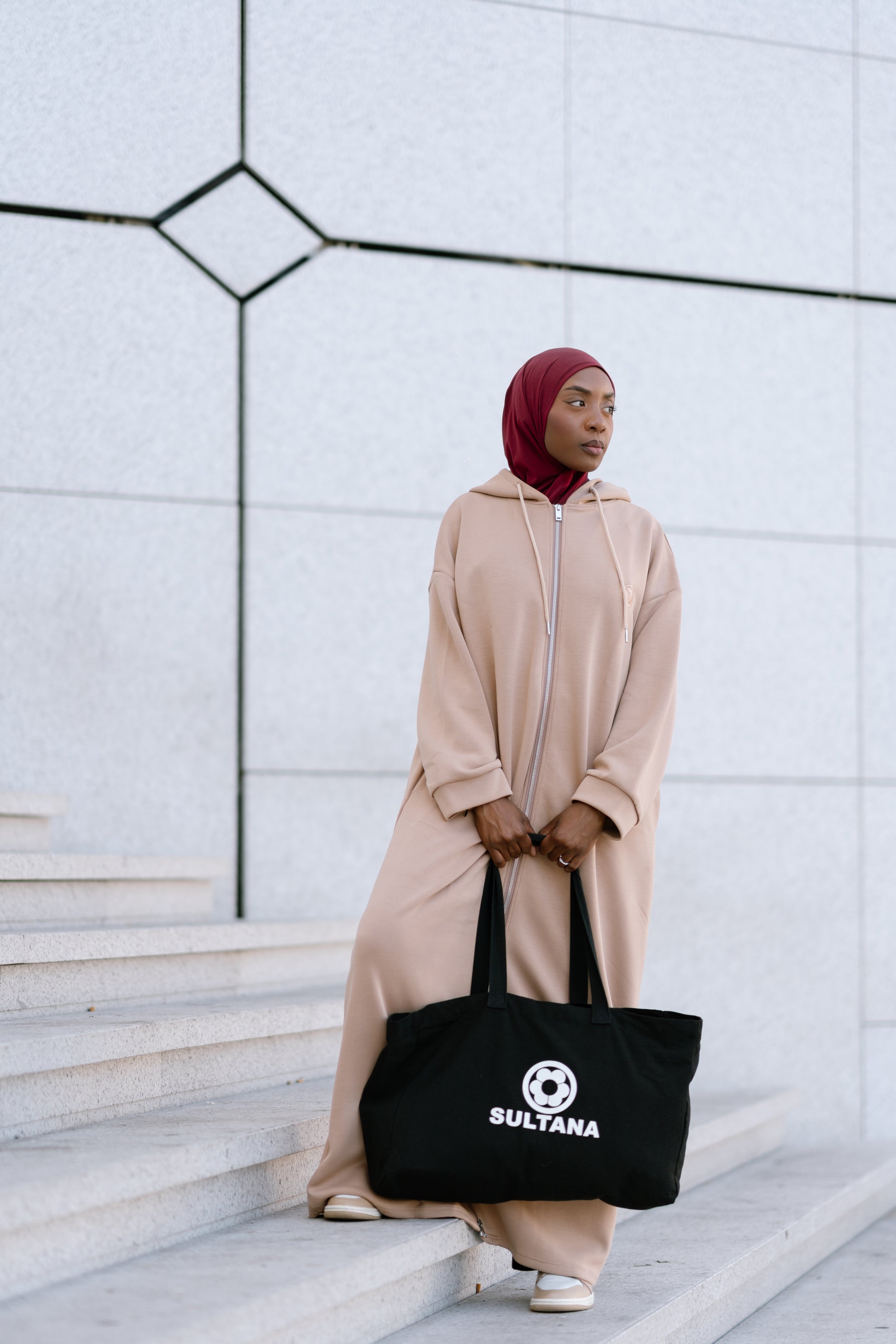 L’Intemporelle – Veste longue minimaliste.