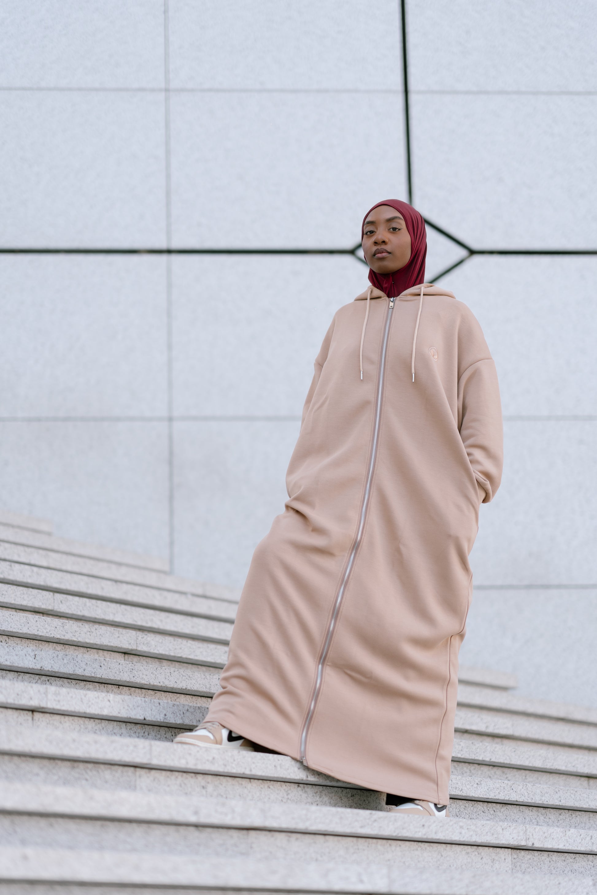 L’Intemporelle – Veste longue minimaliste.
